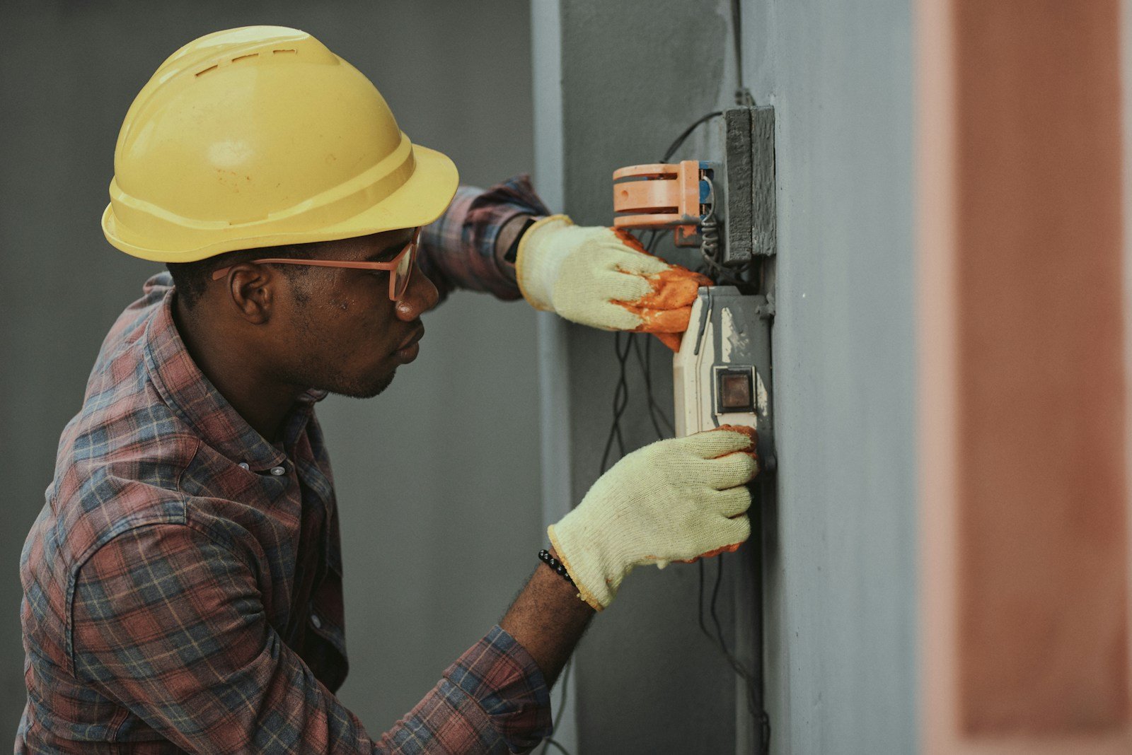 Electricista Lauzier Experto Alicante man in brown hat holding black and gray power tool